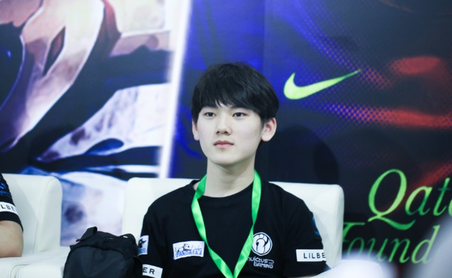 2025LPL夏季賽今日賽事海報：D組關鍵之戰，誰將登峰問鼎？